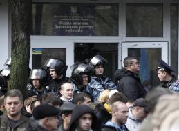 Бойцы спецподразделения "Беркут" охраняют вход в ОИК № 223