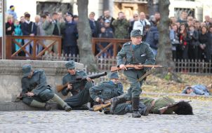 Участники театрализованного военно-исторического действа "Бой за столицу"