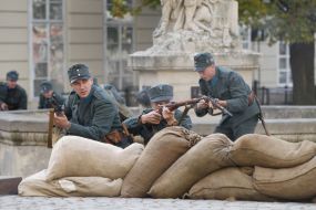 Участники театрализованного военно-исторического действа "Бой за столицу"