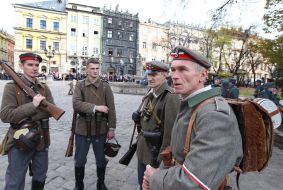 Участники театрализованного военно-исторического действа "Бой за столицу"