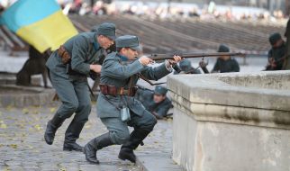Участники театрализованного военно-исторического действа "Бой за столицу"