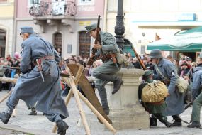 Участники театрализованного военно-исторического действа "Бой за столицу"