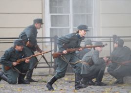 Участники театрализованного военно-исторического действа "Бой за столицу"