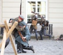 Участники театрализованного военно-исторического действа "Бой за столицу"