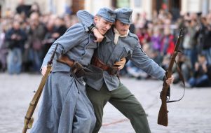 Участники театрализованного военно-исторического действа "Бой за столицу"