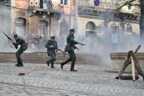 Участники театрализованного военно-исторического действа "Бой за столицу"
