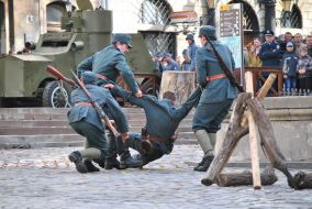 Участники театрализованного военно-исторического действа "Бой за столицу"