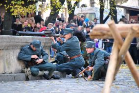 Участники театрализованного военно-исторического действа "Бой за столицу"