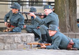 Участники театрализованного военно-исторического действа "Бой за столицу"