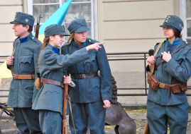 Участники театрализованного военно-исторического действа "Бой за столицу"