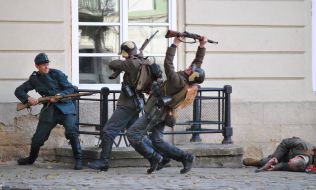 Участники театрализованного военно-исторического действа "Бой за столицу"