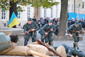 Участники театрализованного военно-исторического действа "Бой за столицу"
