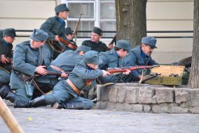 Участники театрализованного военно-исторического действа "Бой за столицу"