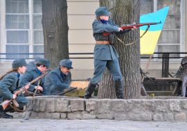 Участники театрализованного военно-исторического действа "Бой за столицу"