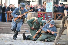 Участники театрализованного военно-исторического действа "Бой за столицу"