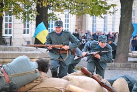 Участники театрализованного военно-исторического действа "Бой за столицу"
