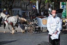 Прикований до стовпа хлопець