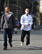 Молодий чоловік з табличкою "Жертва міліції"