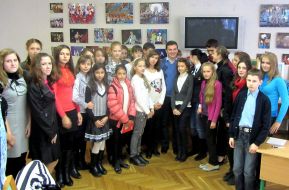 Aleksandr Prisyazhnyuk with participants of contest