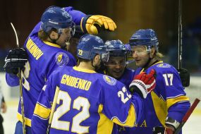 Гравці збірної України з хокею радіють забитій шайбі