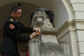 On the sculpture of lion put a mantle on