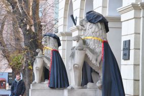 Sculptures of lions