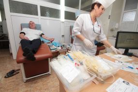 The inspectors of Vehicle Inspection donate blood for the victims in traffic accident