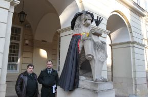 Mantle on the sculpture of lion
