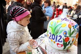 Girl paints the pitcher