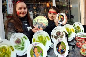 Girls show painted plates