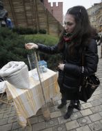 Дівчина наповнює колбу зернами пшениці