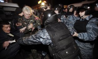 A fight between participants of the meeting and fighters of special "Berkut"
