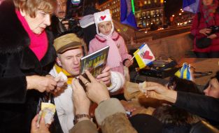 Vladimir Honskyy sells his book "Man and Nation"