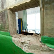 Поврежденный стеклянный блок стены