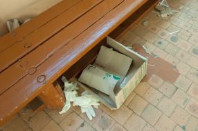 Разорванный бумажный ящик