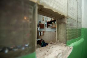 Поврежденный стеклянный блок стены