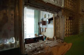 Поврежденный стеклянный блок стены