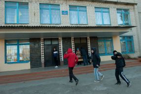 Ученики на школьном дворе