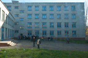 Ученики на школьном дворе