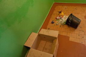 Перевернутое ведро с мусором