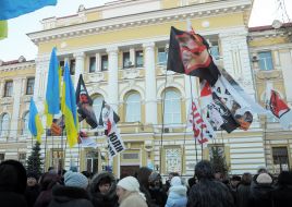 Opponents of Yulia Tymoshenko holds a poster