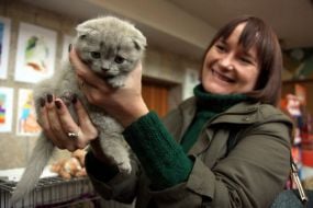 Девушка держит котенка