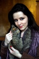 Девушка держит котенка
