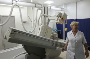 Nurse shows X-ray machine