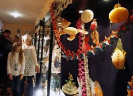 Посетители рассматривают бумажные экспонаты