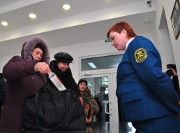 Employees of the State Customs Service of Ukraine baggage checks