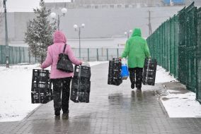 Women cross the border