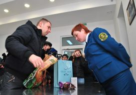 Employees of the State Customs Service of Ukraine baggage checks