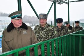 Polish customs officials and Ukrainian border guards
