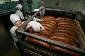 Работница хлебозавода